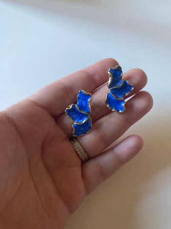 Boucles d’oreilles NEUVES pour femme forme pétales de fleurs couleur bleu