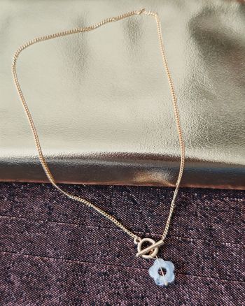 Collier doré avec fleur ajustable