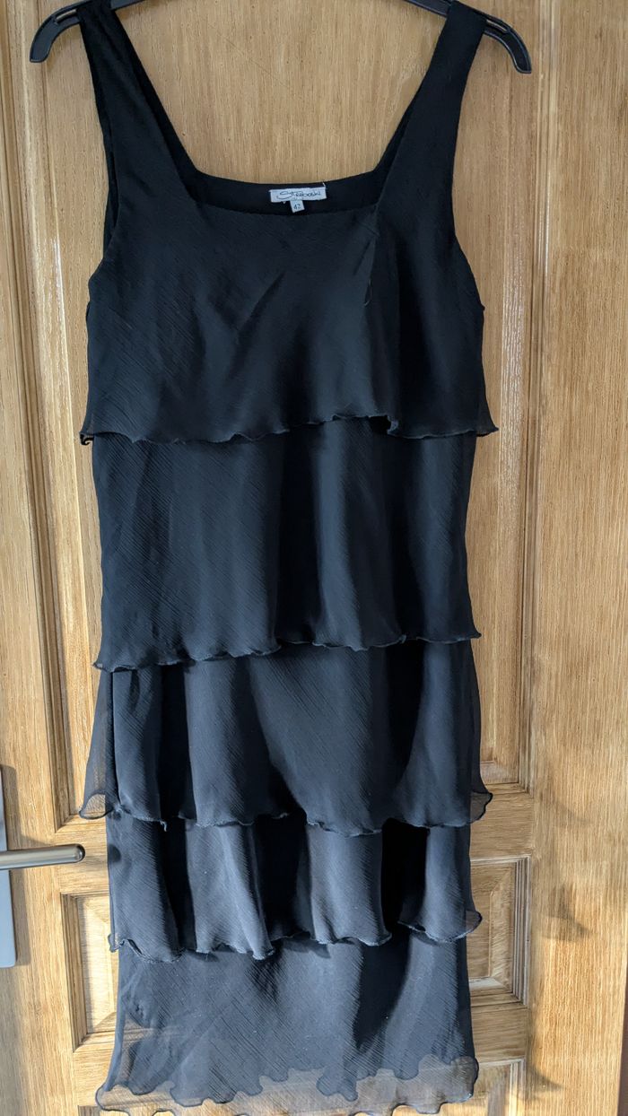 Robe noire à volants.