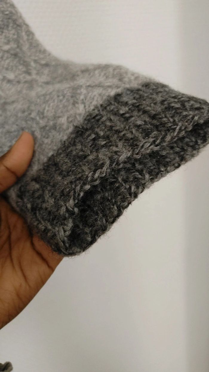 Gros pull hiver en laine torsadée tricoté main bicolore gris foncé et gris clair col rond - photo numéro 5