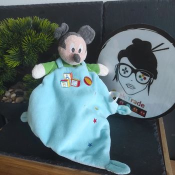 Doudou plat Mickey bleu vert cubes étoiles Disney Nicotoy Rouge Ballon Jaune Abc