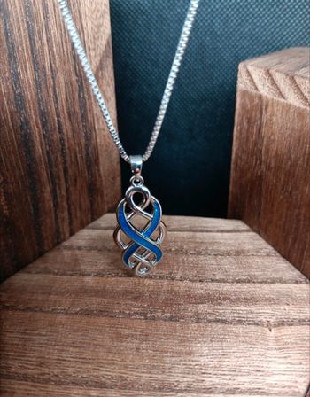 Collier Femme Élégant en Métal avec Pendentif Émaillé – Bijou Chic & Tendance