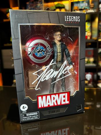 Marvel Legends Stan Lee – Figurine Hasbro + bouclier Captain America