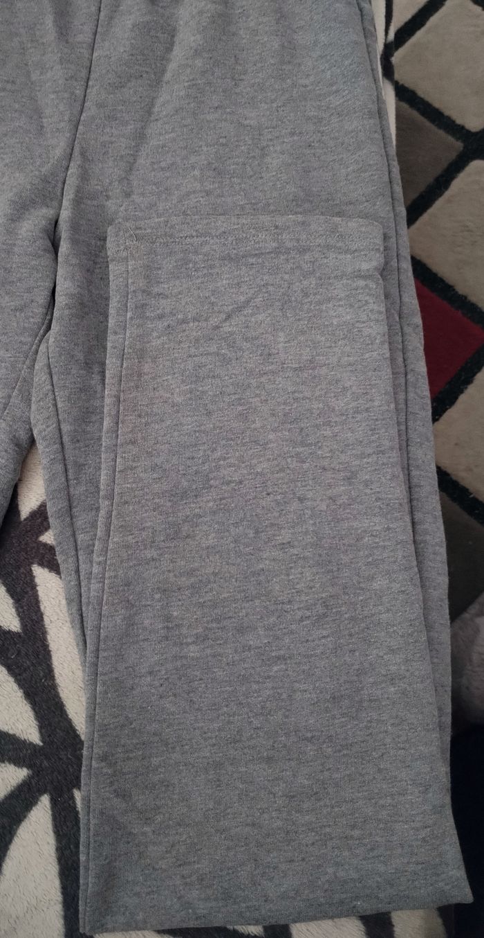 Jooging gris "Décathlon" 10/11 ans + un tee shirt offert - photo numéro 4