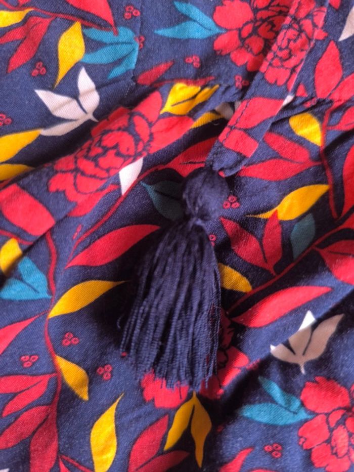 Haut fleuri avec liens a pompoms - photo numéro 2