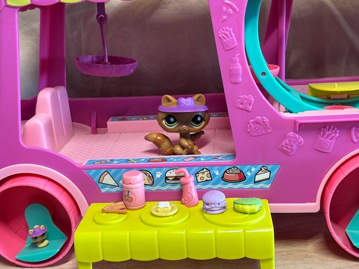 Food truck + accessoires + 3 figurines Littlest Petshop - photo numéro 2