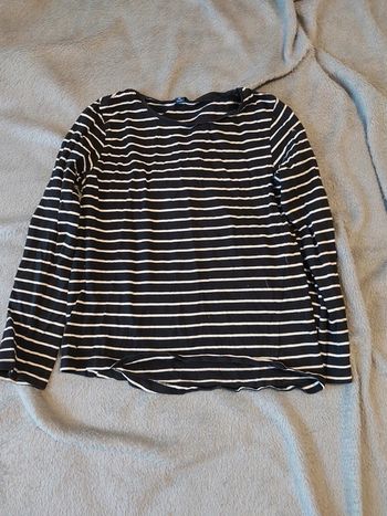 Tee-shirt à manches longues noir avec des rayures blanches taille 8 ans