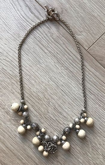Collier argenté et beige