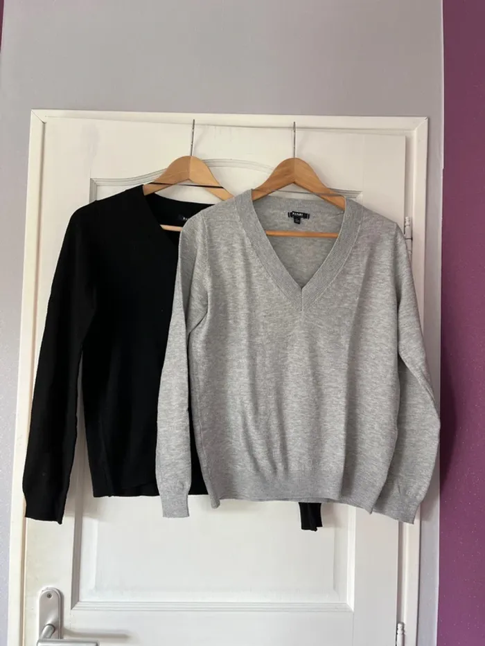 Lot 2 pulls col V – Kiabi – Taille S – Noir & Gris
