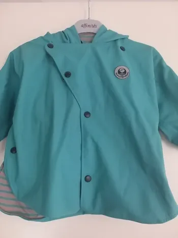 Jolie veste imperméable à capuche en 24 mois