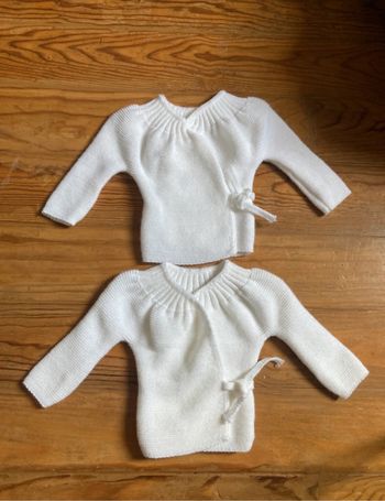 Lot de 2 brassières naissance neuves