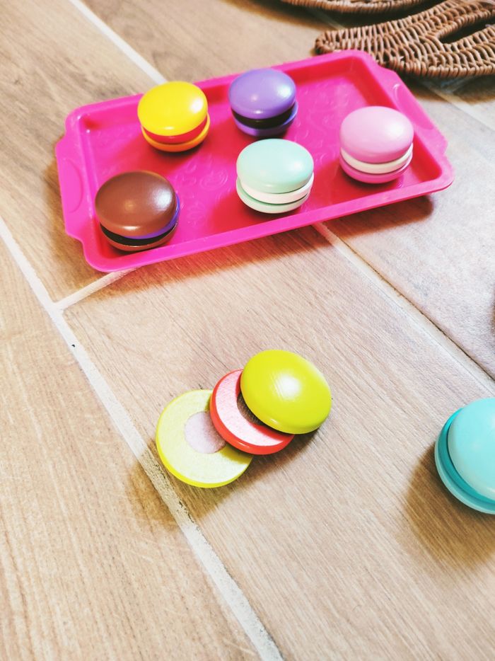 🍰Dinette macarons en bois à scratch avec plateau en plastique marque Oxybul - photo numéro 2