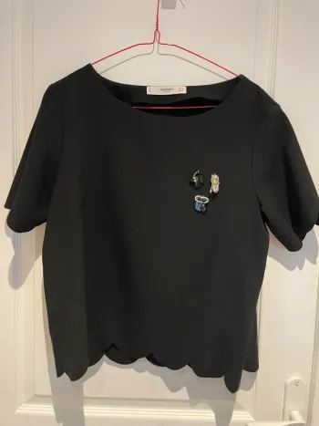 Top noir + bijoux