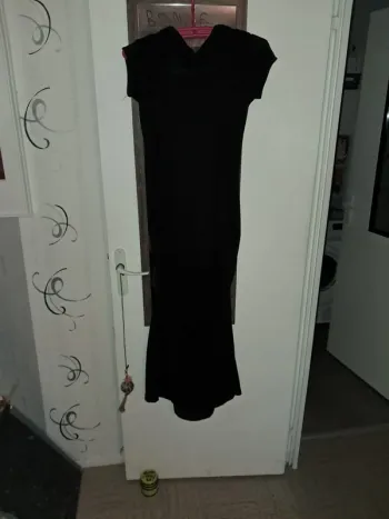 Robe longue noire à capuche