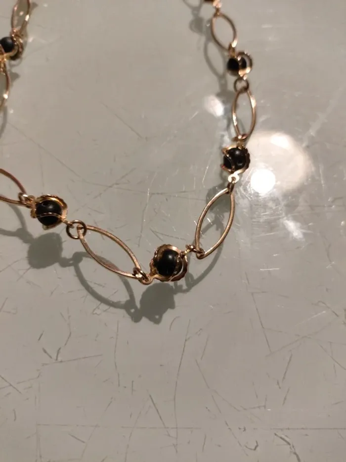 Collier doré avec maillons ovales et perles noires - photo numéro 3