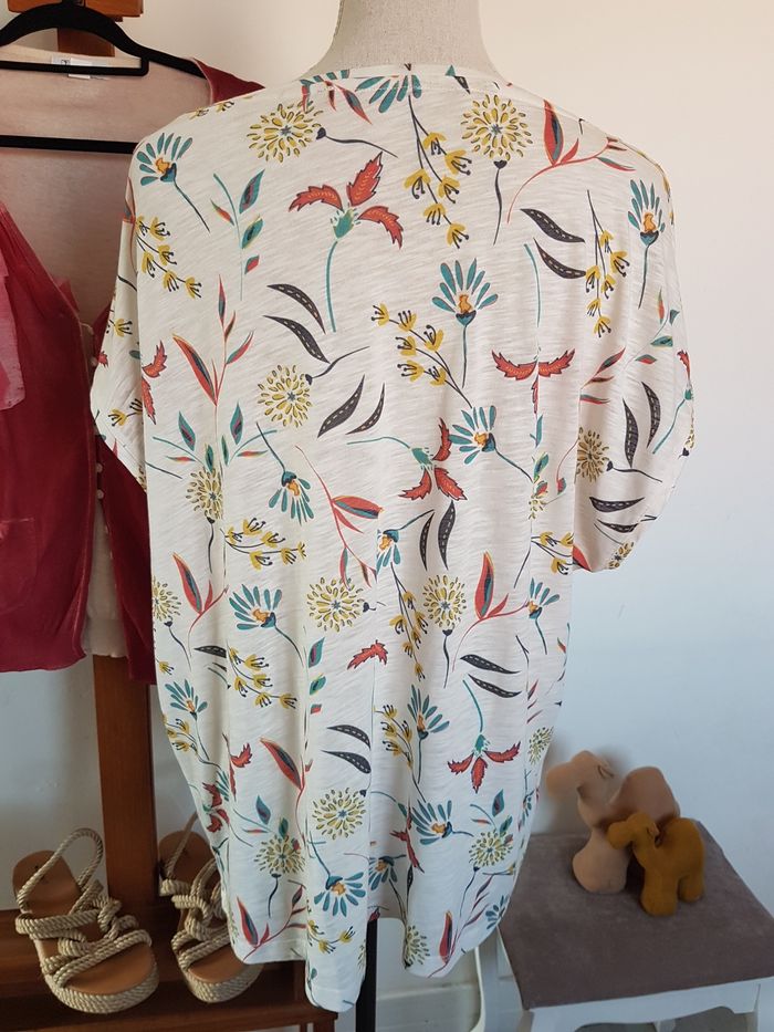 T-shirt femme blanc cassé motif floral multicolore. S.Oliver. T42, 61cm aux aisselles, 67cm de haut. - photo numéro 4