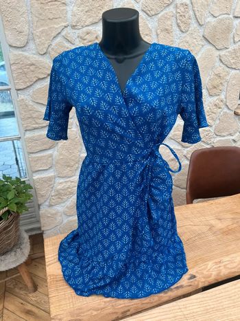 Robe bleu électrique à fleurs blanche cache cœur S slim 36 38