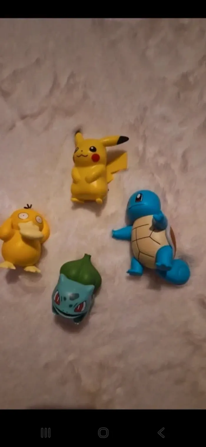 Lot 4 figurines pokemon neuve