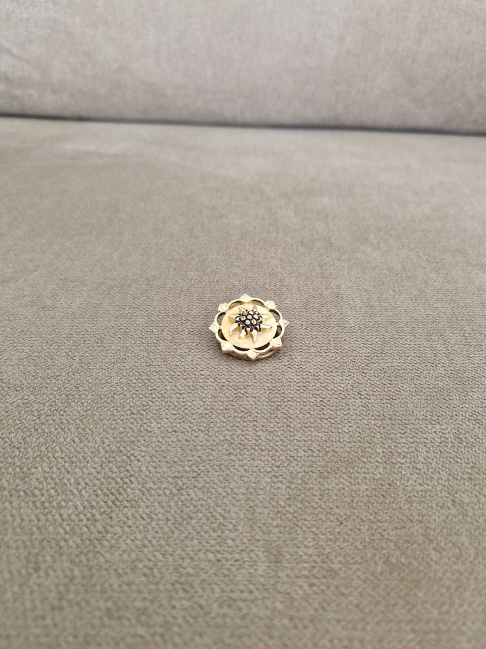 Broche vintage dorée pour foulard motif fleur