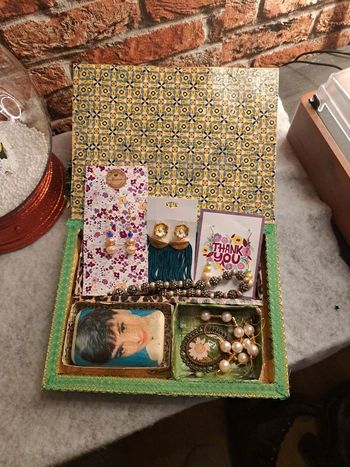 Boîte avec bijoux diverses multicolore