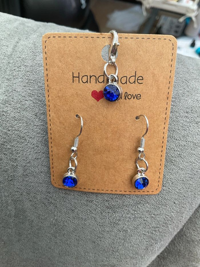 Boucles d’oreilles bleu électrique + breloque neuve - photo numéro 2