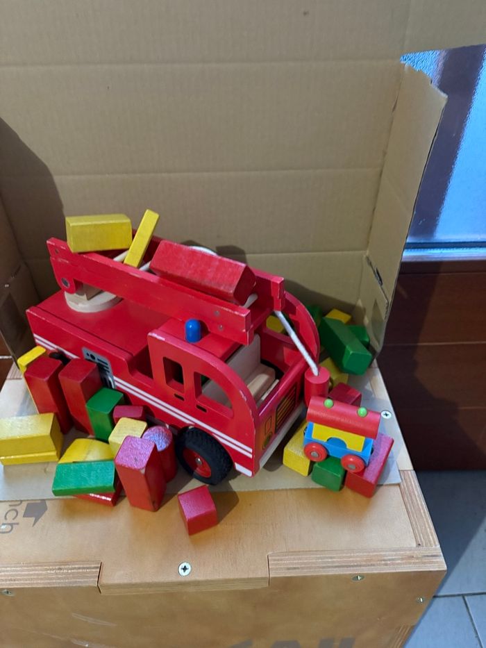 Camion pompier en bois avec brique en bois