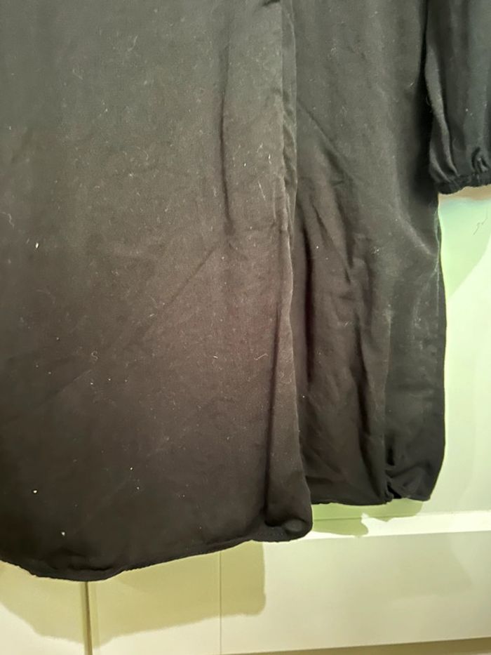 669 – robe Zara noire à manches longues et col v avec détails dentelles et boutons - photo numéro 12