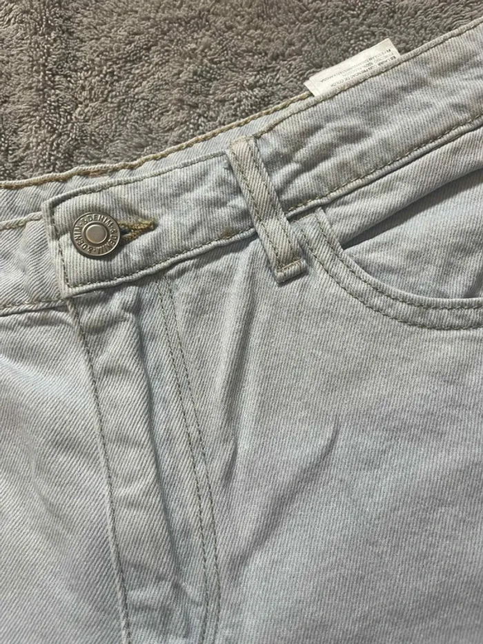 Mini short en jean clair H&M – taille 40 – 100 % coton, avec poches et passants ceinture - photo numéro 2