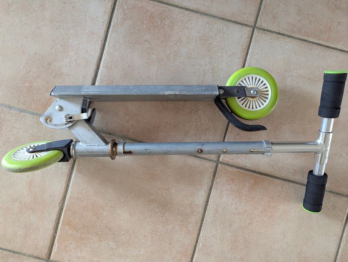 Vend trotinette qui a déjà bien servi mais fonctionne parfaitement - photo numéro 2