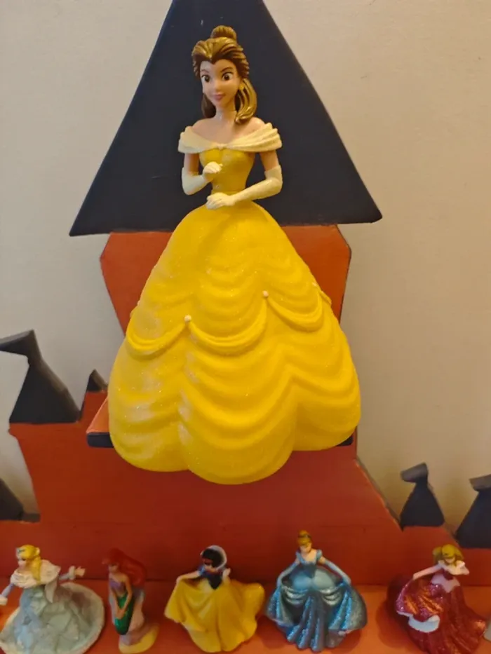 Château et figurines princesse disney - photo numéro 2