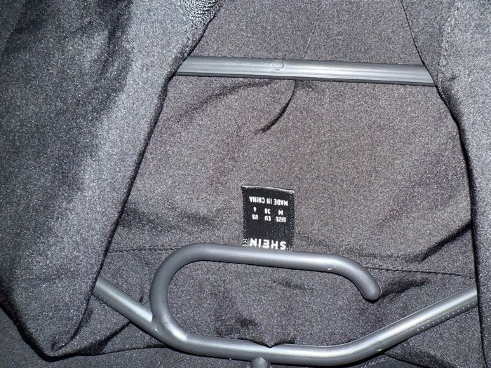 Chemise noire Shein avec boutons et fermeture dorés - Taille M - photo numéro 3