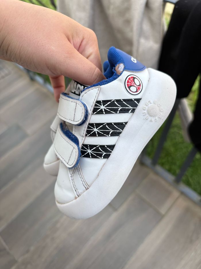 Adidas t 22 Spiderman