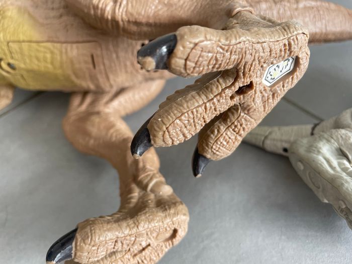 Lot de 2 dinosaures Jurassic World Figurine  Piles à changer - photo numéro 7