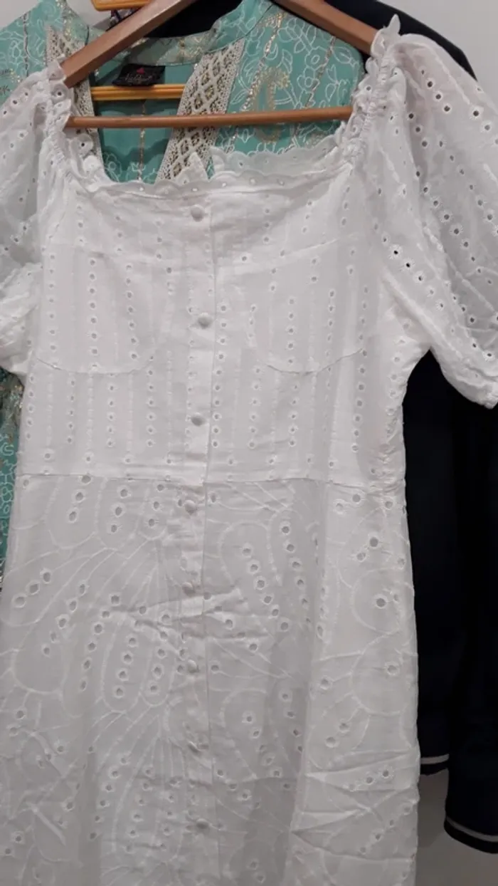 Superbe robe blanche avec broderies neuve avec étiquette - photo numéro 2