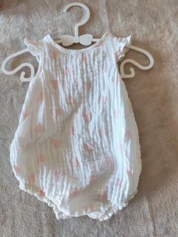 Combinaison courte imprimée cœur pour bébé fille