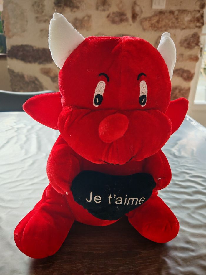 Peluche démon avec cœur