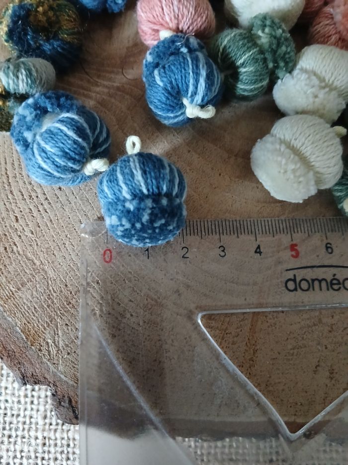 Lot de 26 pompons glands - photo numéro 3