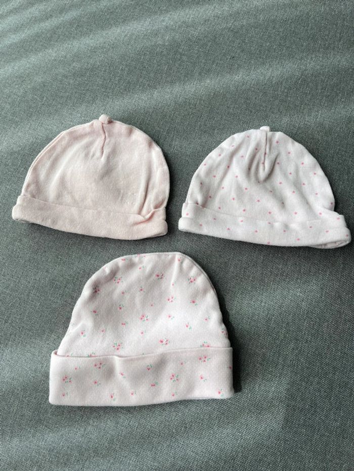 Lot 3 bonnets