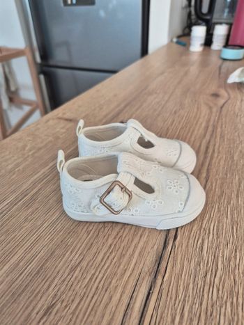 Sandales babies avec broderie taille 19
