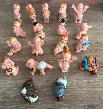 Lot de 19 figurines vintage Magic diaper babies