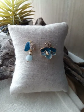 Boucles d'oreilles bohèmes asymétriques pierres aigue marine et perle de culture d'eau douce