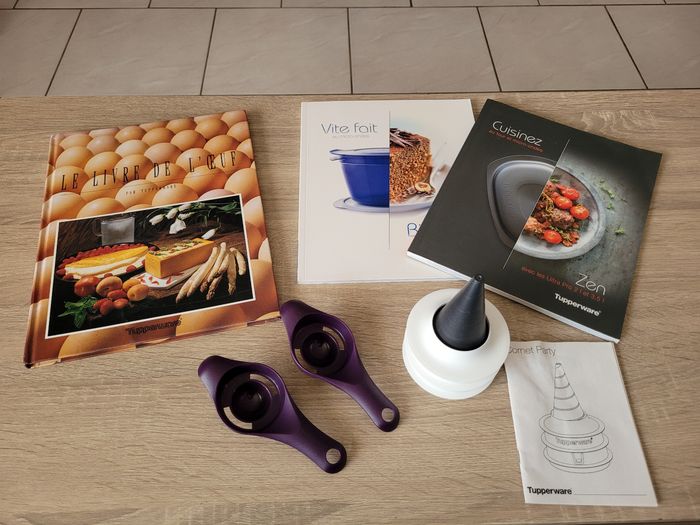Lot de 3  livres et ustensiles de cuisine Tupperware