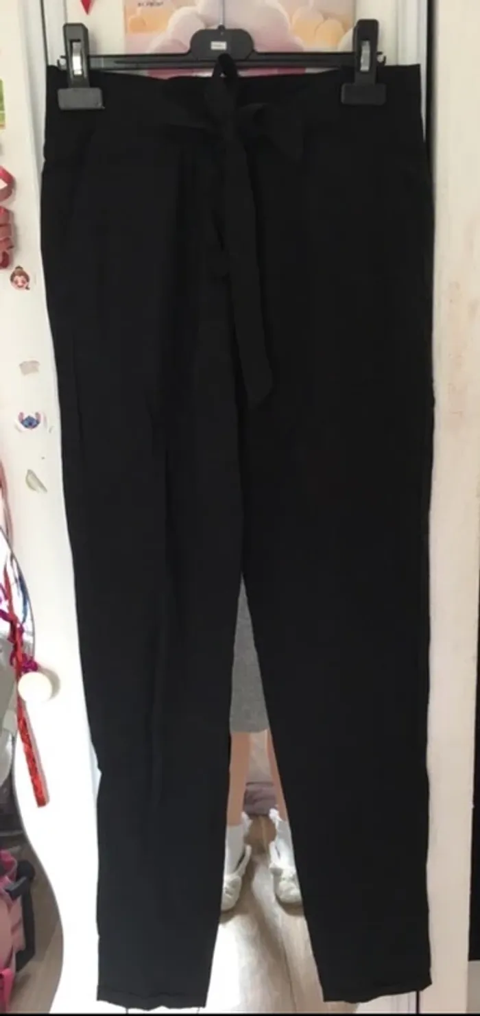 Pantalon style costume noir resserré à la taille