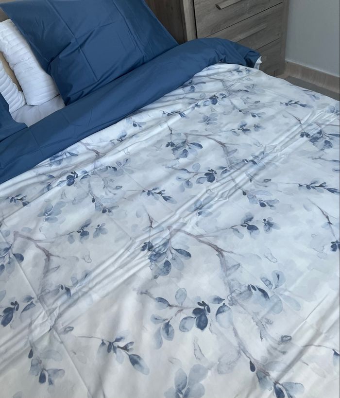 Housse de couette Guy Laroche 240x220 et deux taies d’oreillers 65x65 cm neuf avec étiquette - photo numéro 4