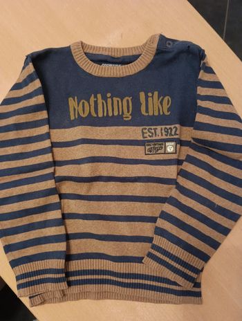 Pull marron et bleu marine