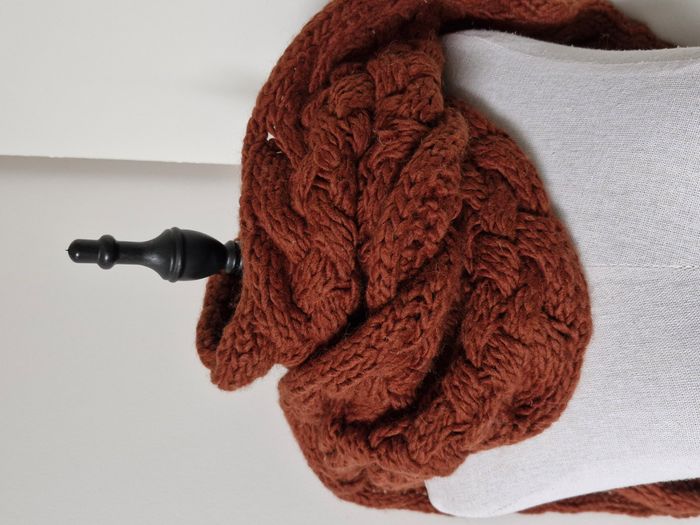 Grande écharpe tricot terracotta torsadée cosy hiver