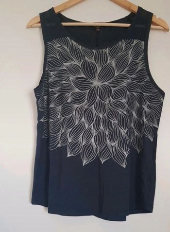 Débardeur bleu avec motif fleur géante