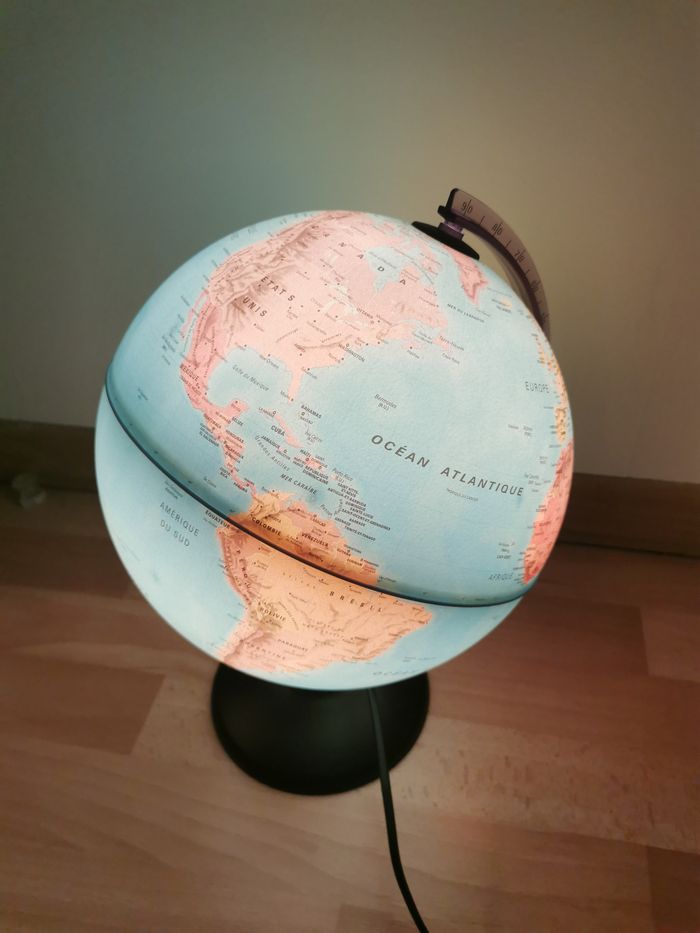 GLOBE TERRESTRE LUMINEUX  Globe terrestre lumineux Alimentation sur secteur avec interrupteur   TRES - photo numéro 3