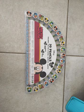 Lot de 20 crayons de couleur avec gommes .Disney. Mickey mouse