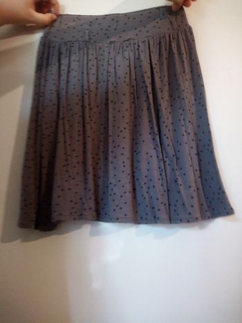 Jupe grise avec motifs en forme d'étoile